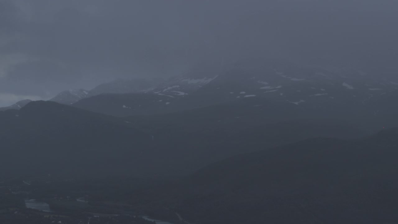 无人机在雨天拍摄了壮丽的山景视频素材