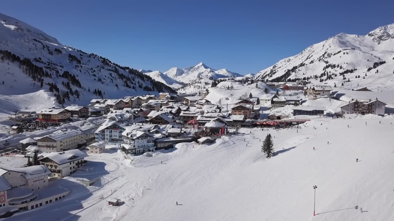 奥伯陶恩滑雪村鸟瞰图，奥地利萨尔茨堡。视频素材