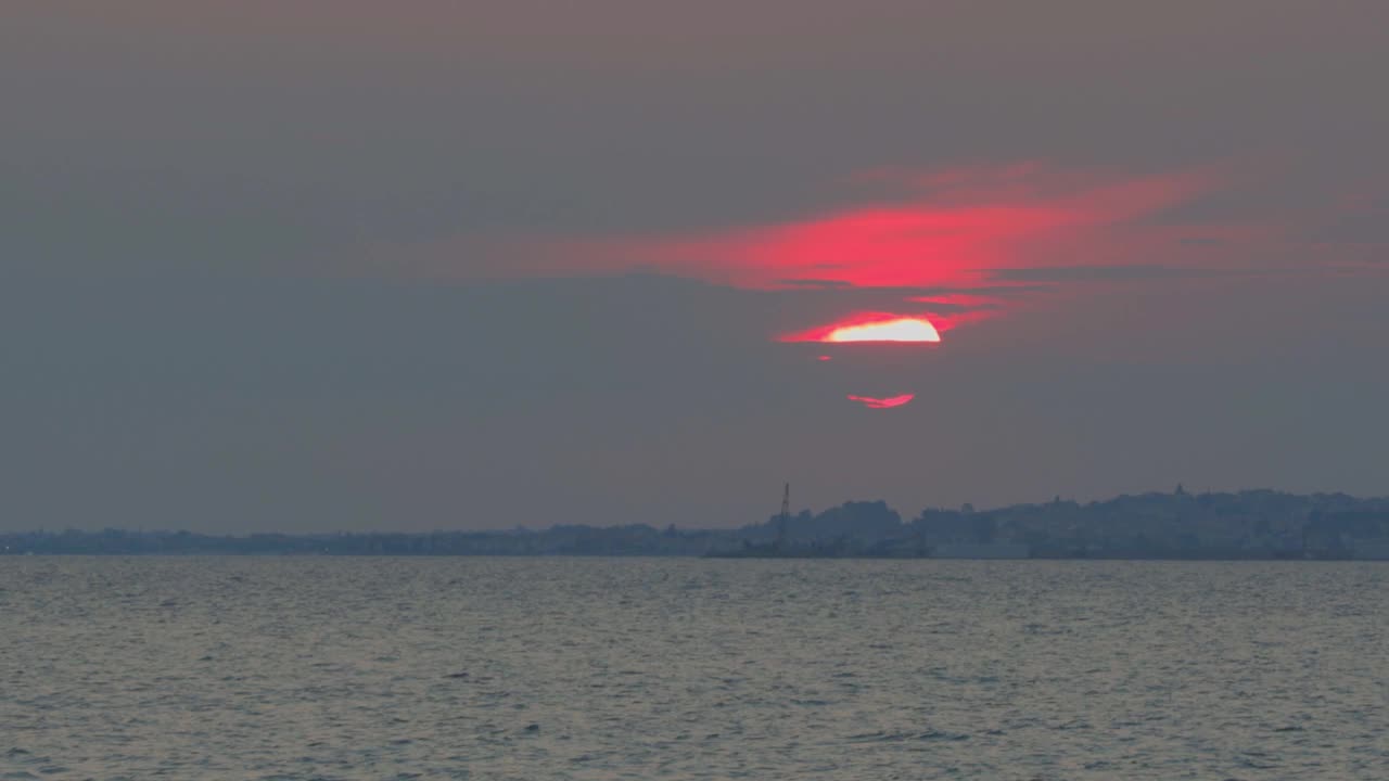 希腊海滩上令人惊叹的日落。地中海。美丽的自然背景。希腊。视频素材