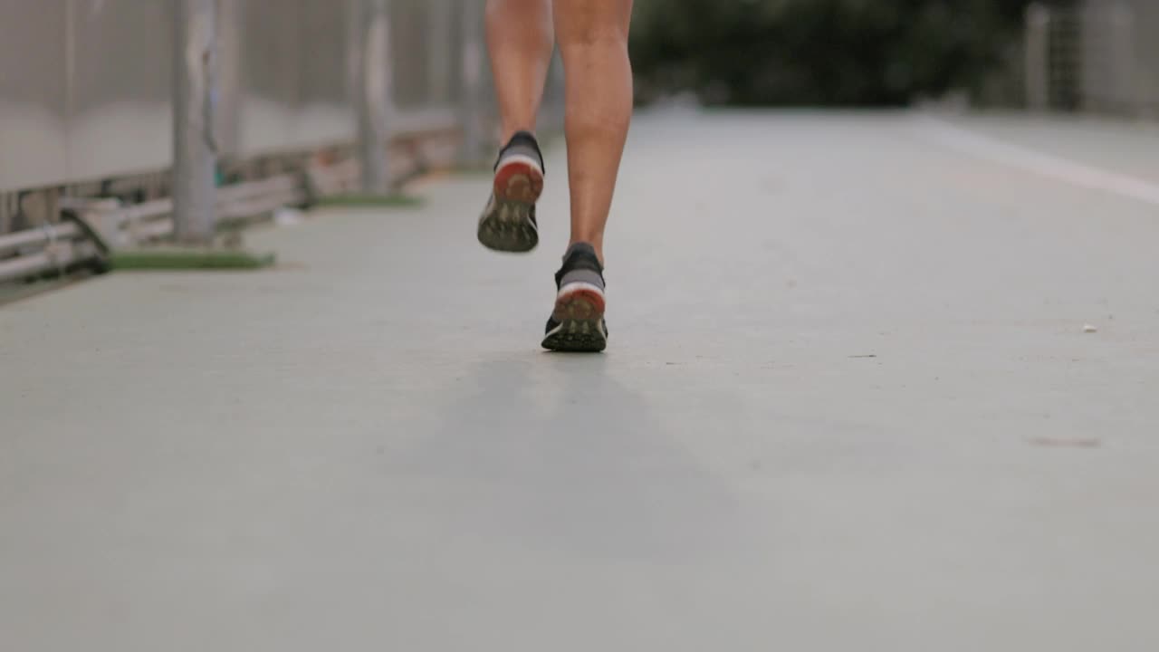 一名泰国女子下班后慢跑视频素材