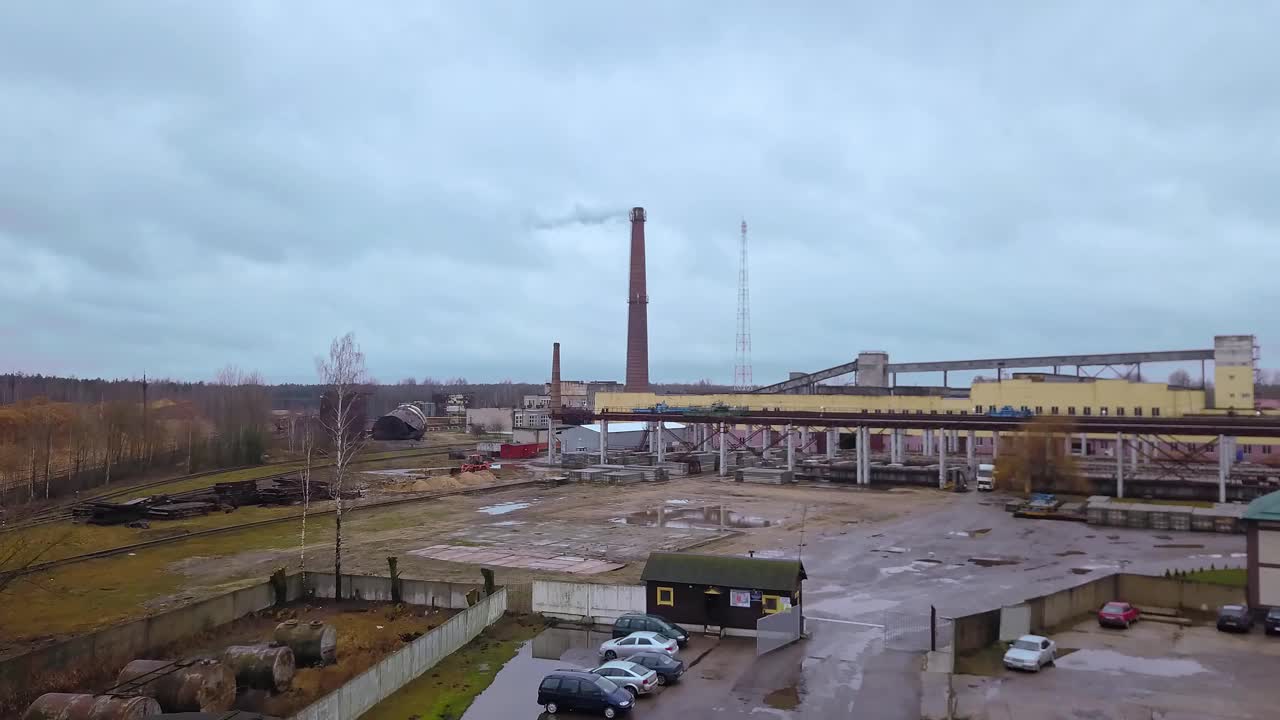 鸟瞰图的老砖火电厂与冒烟的烟囱。戏剧性的天空背景。生态问题的概念。视频素材