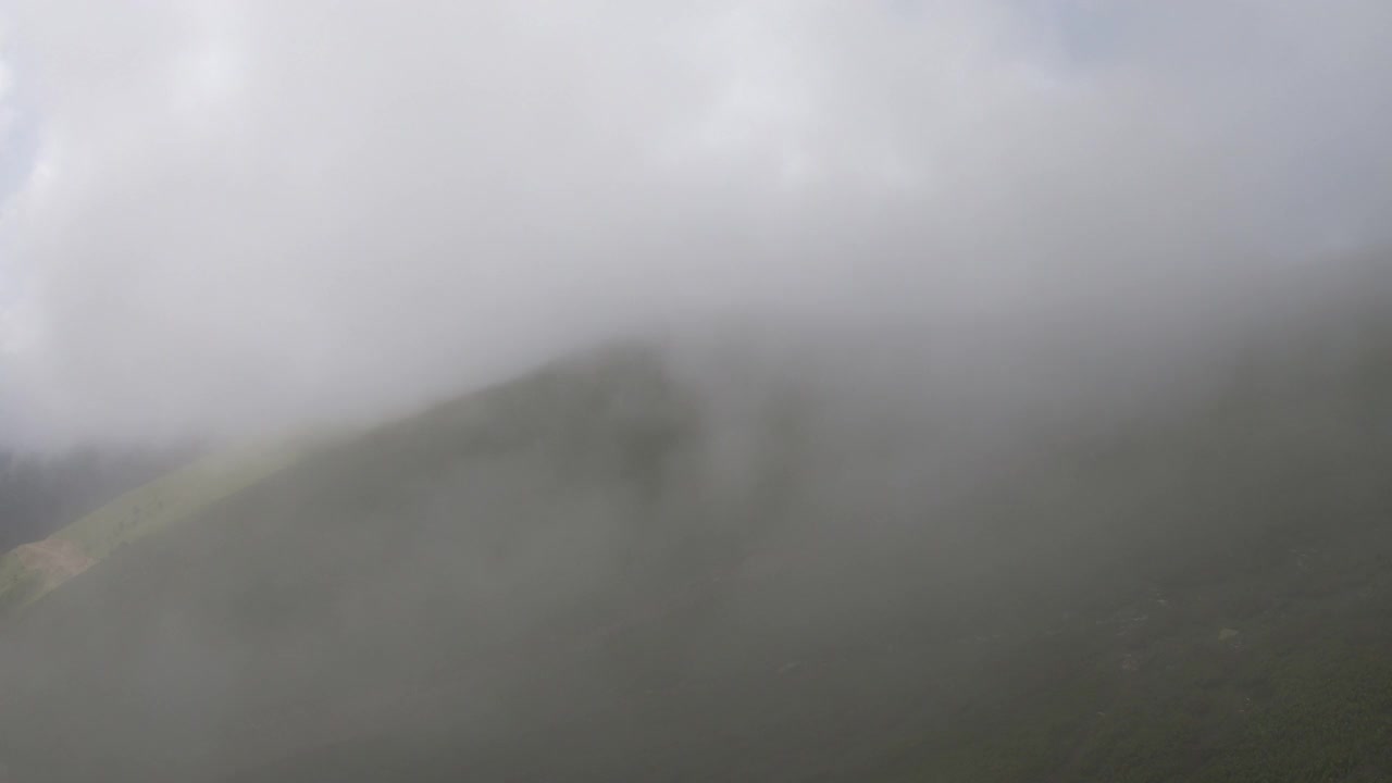 云雾笼罩的山脉，俯视图。夏天的风景。高加索是俄罗斯在欧洲的一部分视频素材