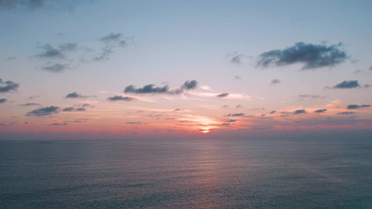 4K美丽的热带海滩，日落天空。美丽的普吉岛海滩是著名的安达曼海避暑胜地。区域无人机视野热带海滩与日落的海上视频素材