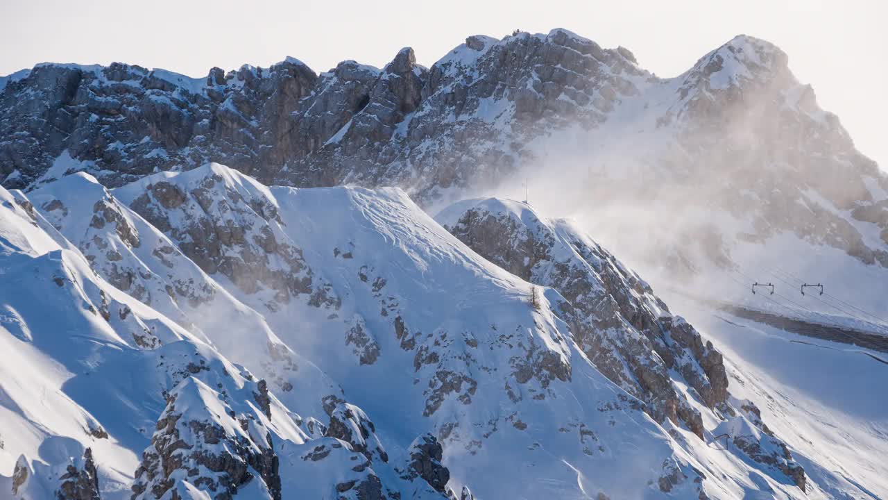 白雪覆盖的高山景观视频素材