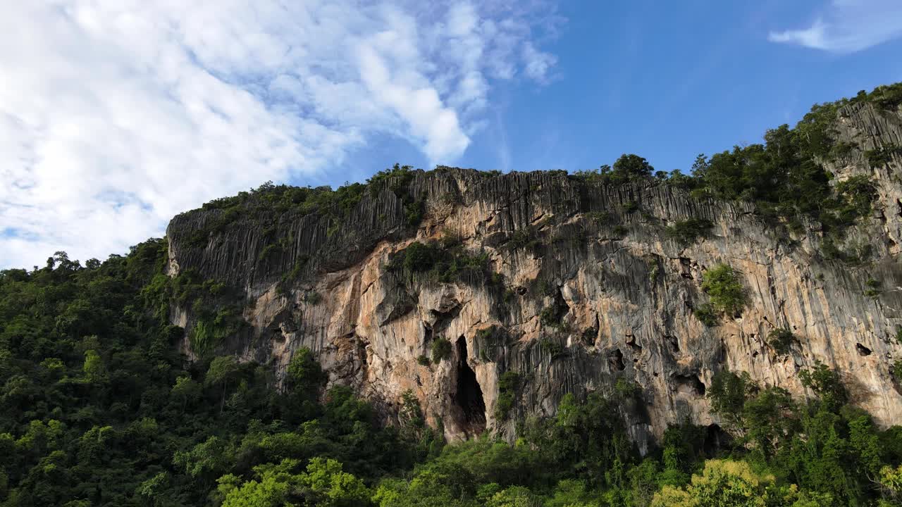 森林中有悬崖绝壁，山峰峻峭，山景壮观。视频素材