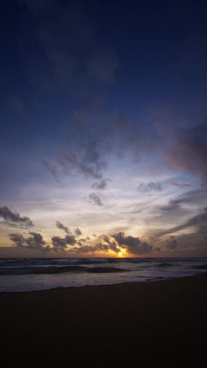 美丽的热带海滩，日落天空。美丽的普吉岛海滩是著名的安达曼海避暑胜地。区域无人机视野热带海滩与日落的海上。垂直镜头视频素材