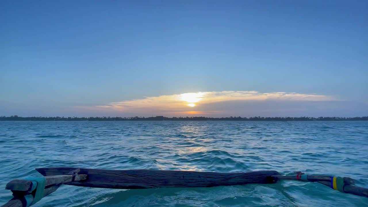 4K木制正宗的古老木船在夕阳的温柔波浪上摇摆视频素材