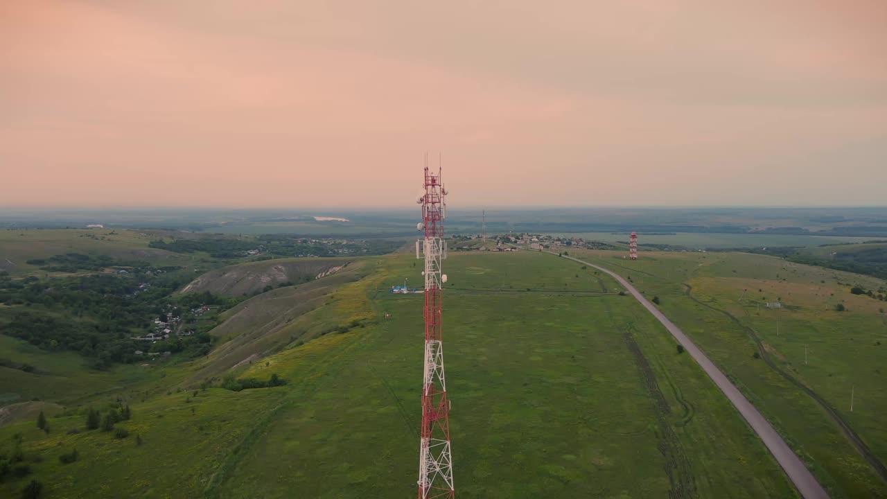 5G基站手机发射塔上的电信天线接收器视频素材