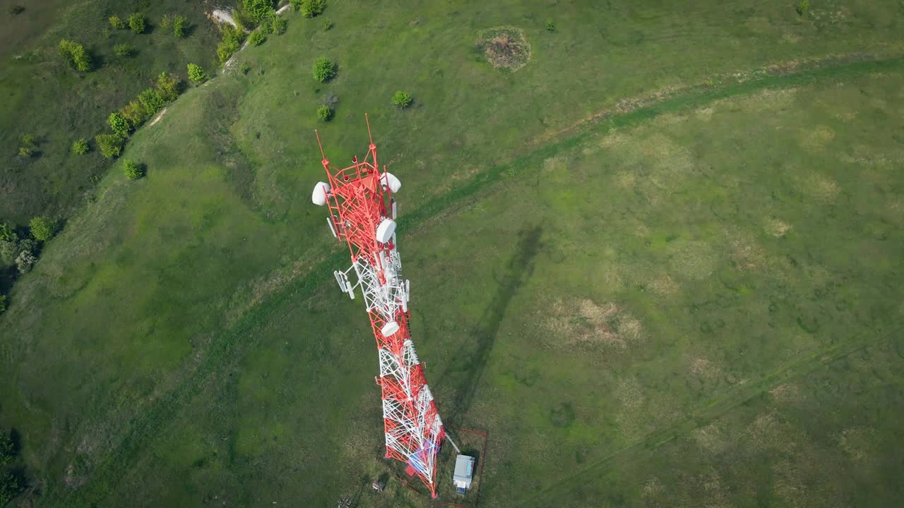 手机塔上的天线接收器，带有5G基站收发器视频素材