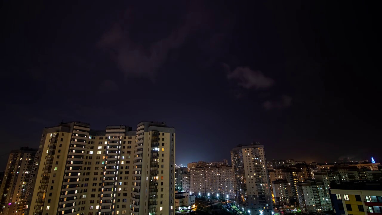 在一场雷雨中，闪电划过城市的夜空。光从建筑视频素材