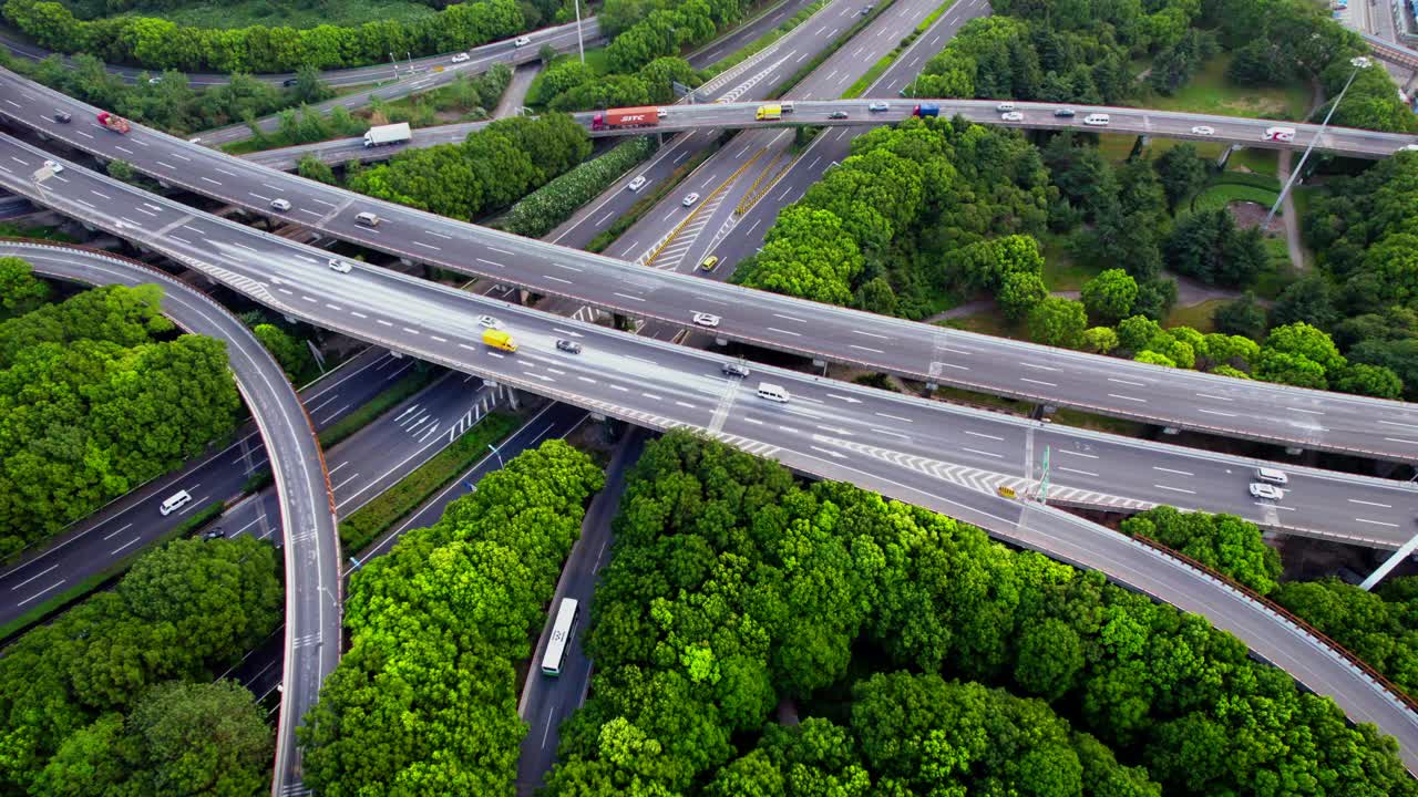 鸟瞰弯曲的立交桥和多车道公路和立交桥视频素材