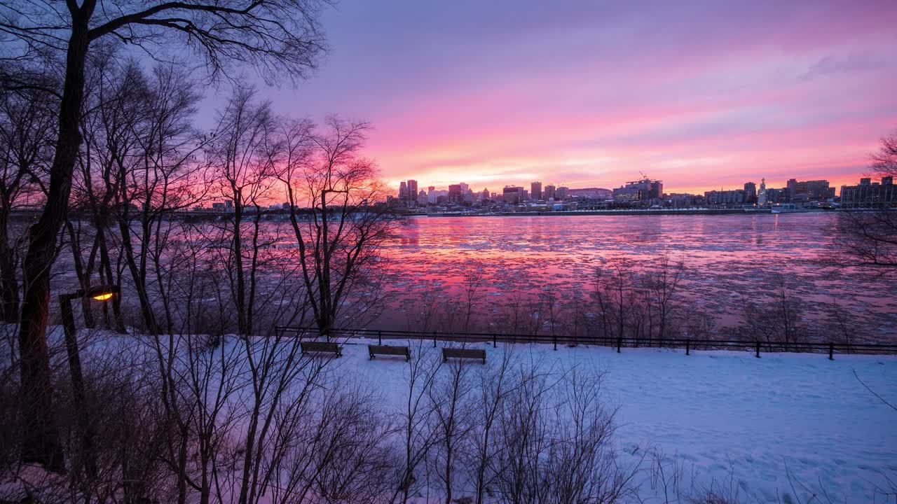 蒙特利尔城市天际线和河流在冬天的夜晚的时间流逝的观点视频素材