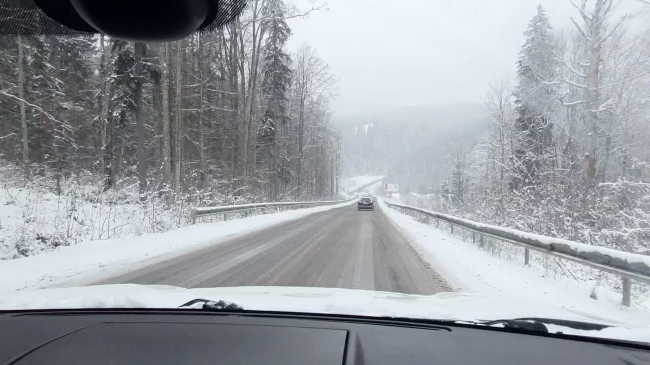 行驶在冬季的山路上视频素材