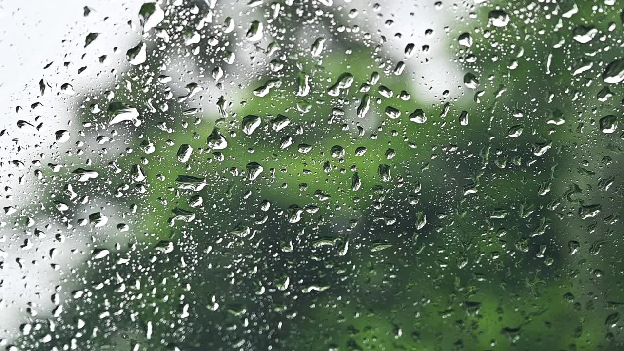 雨点滴在玻璃窗上。视频素材