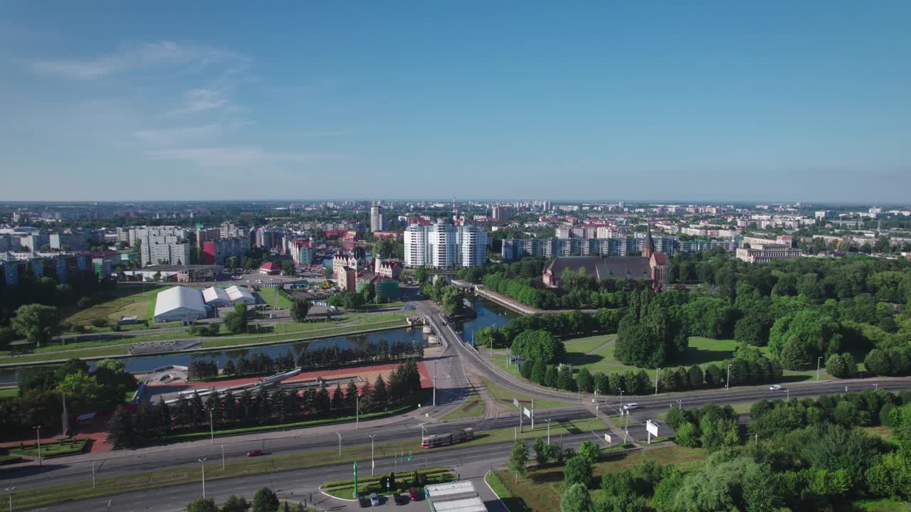 鸟瞰图。加里宁格勒城市全景，夏日阳光明媚视频素材