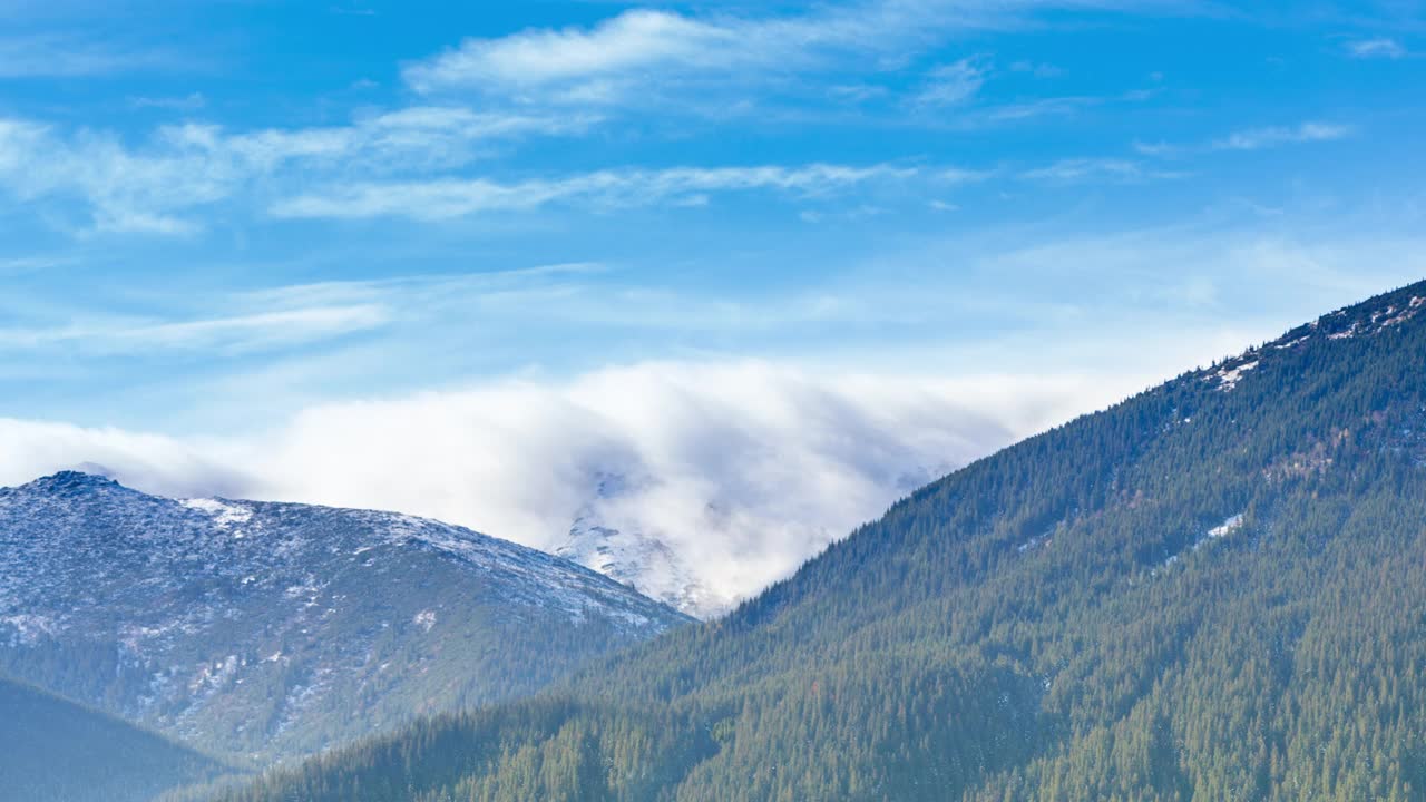 乌克兰,喀尔巴阡山。秋天山上晨雾的时间流逝。白雪皑皑的山脉和飘散的薄雾。视频素材