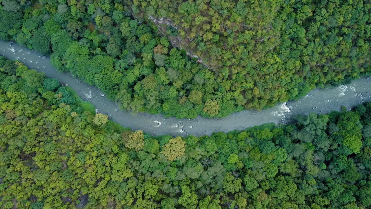 峡谷和河流鸟瞰图视频素材