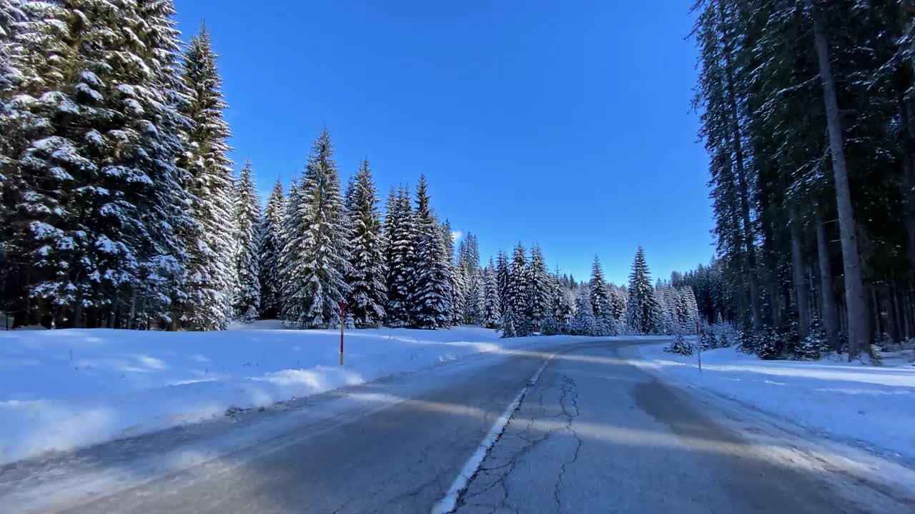 车辆行驶在雄伟的冬季景观视频素材