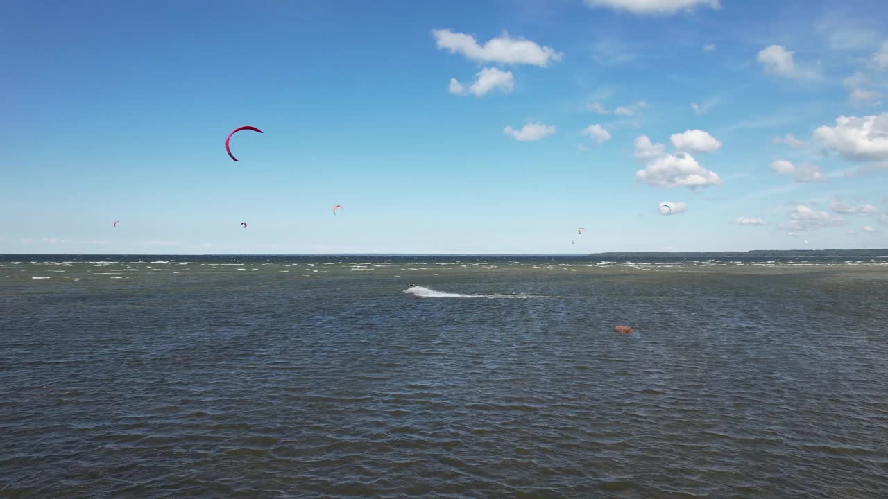 流行的海滩或风筝冲浪的地点。视频素材