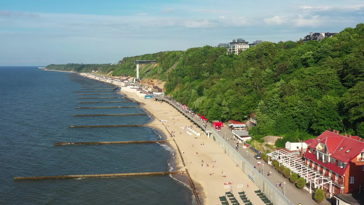 在斯维特洛戈尔斯克的波罗的海，海滨堤岸。加里宁格勒地区。空中俯视图视频素材