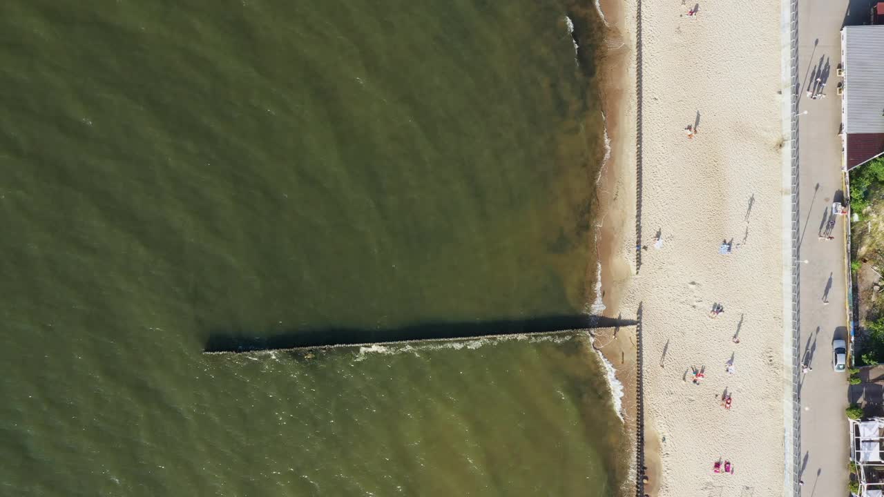 在斯维特洛戈尔斯克的波罗的海，海滨堤岸。加里宁格勒地区。空中俯视图视频素材