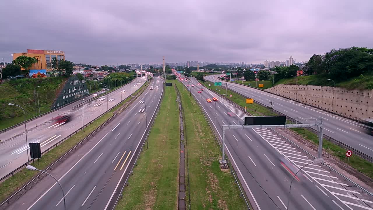 汽车在高速公路上行驶的时间视频素材