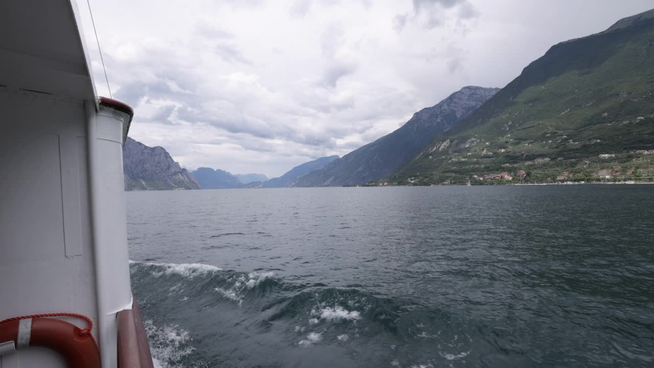 从渡轮上俯瞰加尔达湖全景。视频素材