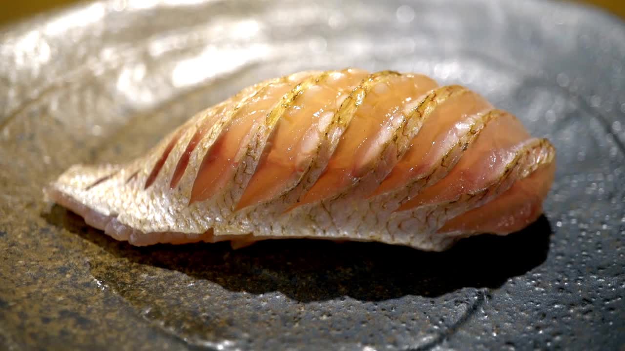 寿司卷日本传统食物日本餐厅旅行烹饪咖啡馆食物美味的亚洲文化食物视频下载