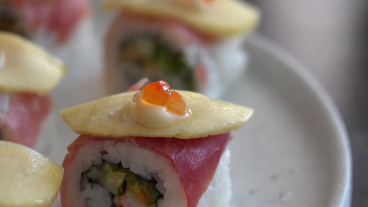 特写日本寿司传统日本食物生鱼片慢动作烹饪电镀烹饪食物美味视频素材