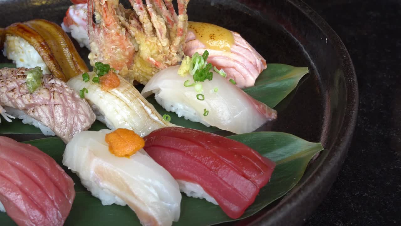 特写日本寿司传统日本食物生鱼片慢动作烹饪电镀烹饪食物美味视频下载