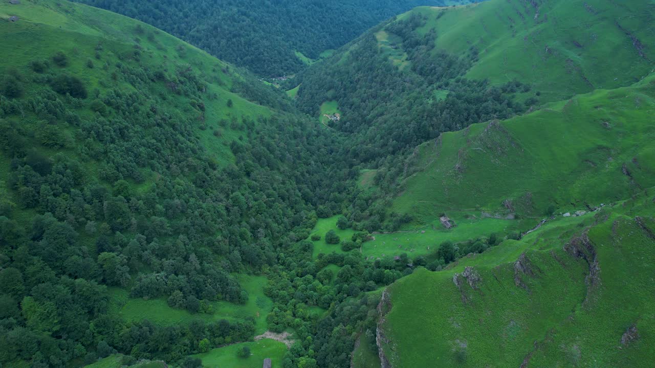 鸟瞰Aguasal和Churron de Agualto草地周围的景观。维加德帕斯，帕西哥斯，坎塔布里亚，西班牙，欧洲。视频素材