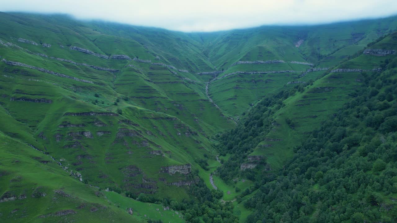 鸟瞰Aguasal和Churron de Agualto草地周围的景观。维加德帕斯，帕西哥斯，坎塔布里亚，西班牙，欧洲。视频素材