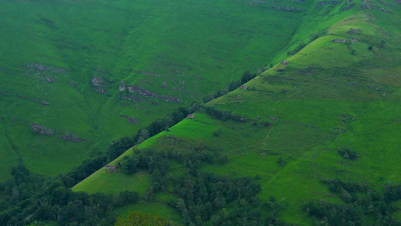 鸟瞰Aguasal和Churron de Agualto草地周围的景观。维加德帕斯，帕西哥斯，坎塔布里亚，西班牙，欧洲。视频素材