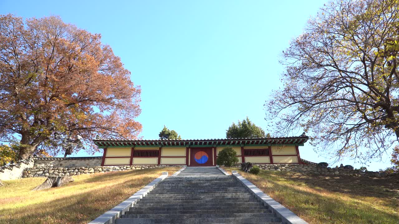 韩国忠清北道清州——2019年11月:清州乡桥(朝鲜时代的地方教育机构)外三门视频素材