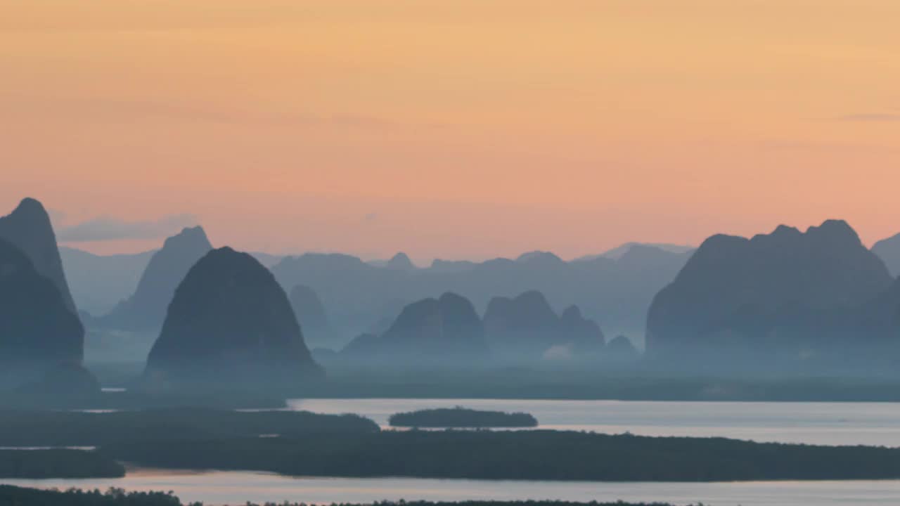 4K TL:日出雾和海中的山(缩小)视频素材