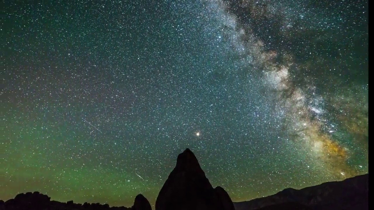 阿拉巴马山，加利福尼亚，银河穿越岩石和星空的时间流逝，背景是惠特尼山视频素材