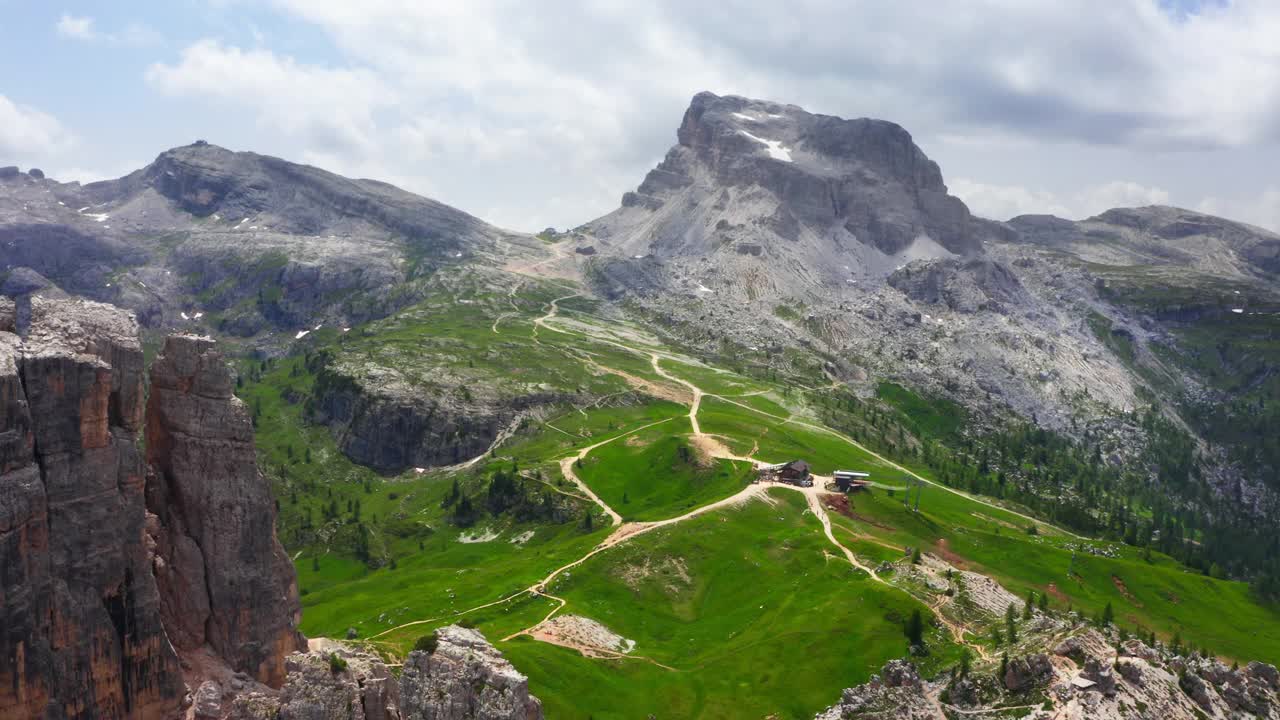 广角无人机飞行视频附近风景如画的Cinque Torri 2361米形成白云石阿尔卑斯山脉景观背景与Rifugio山。令人惊叹和受欢迎的攀岩点。榜的意大利。视频素材