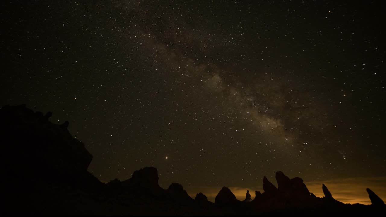 加利福尼亚，Trona Pinnacles上的银河的时间流逝视频素材