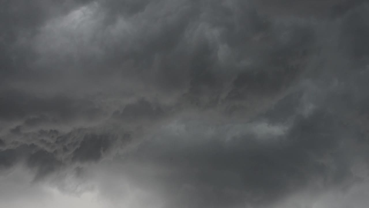 多雨，暴风雨，乌云密布的天空背景视频素材