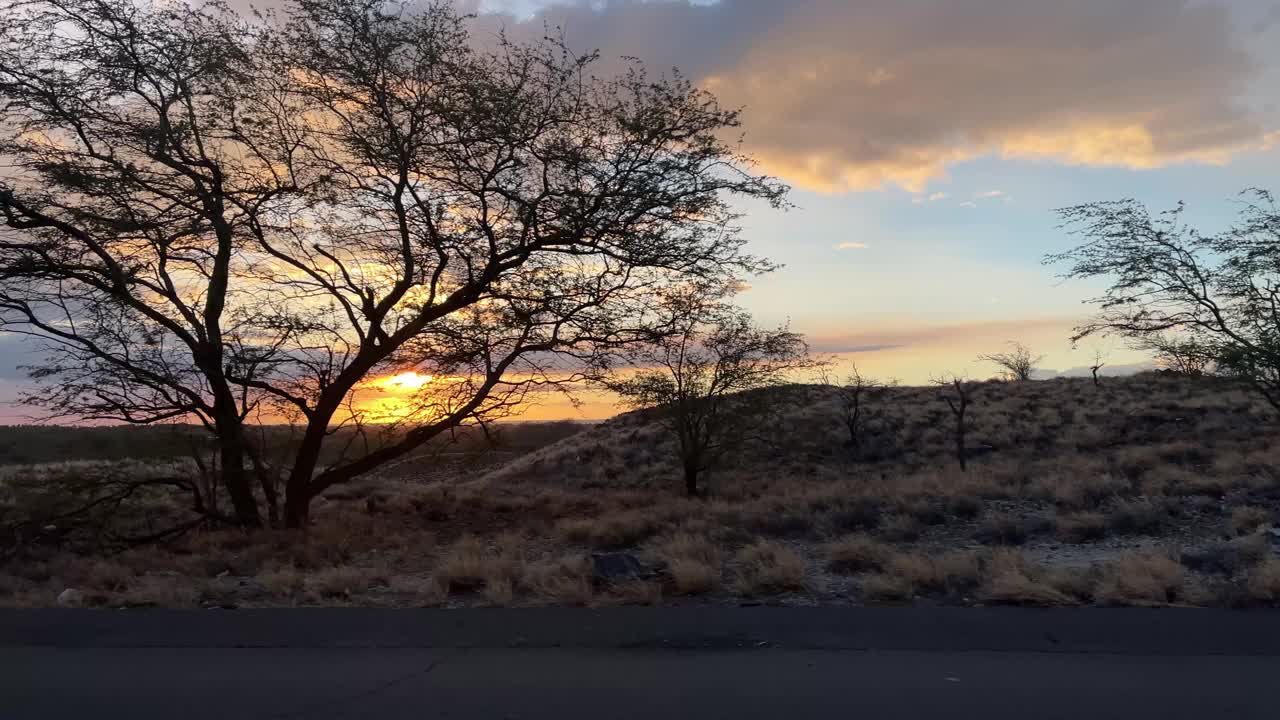 沿着夕阳行驶视频素材