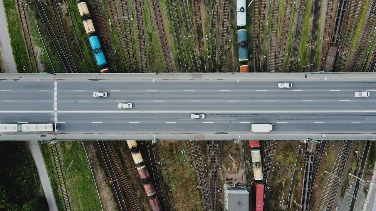 空中拍摄的桥上行驶的汽车。视频素材