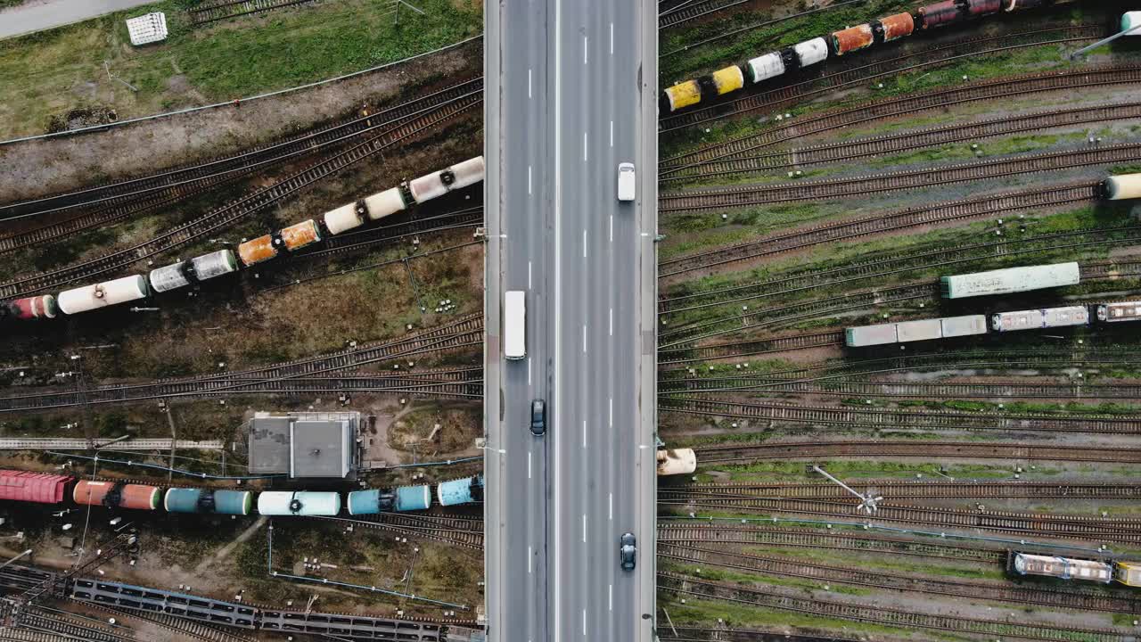 空中拍摄的桥上行驶的汽车。视频素材