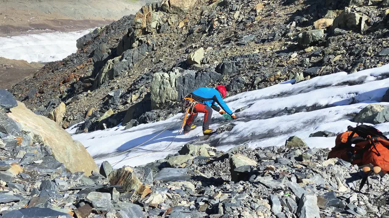 登山者从冰川中取水。从俄罗斯北部攀登卡兹别克。视频素材