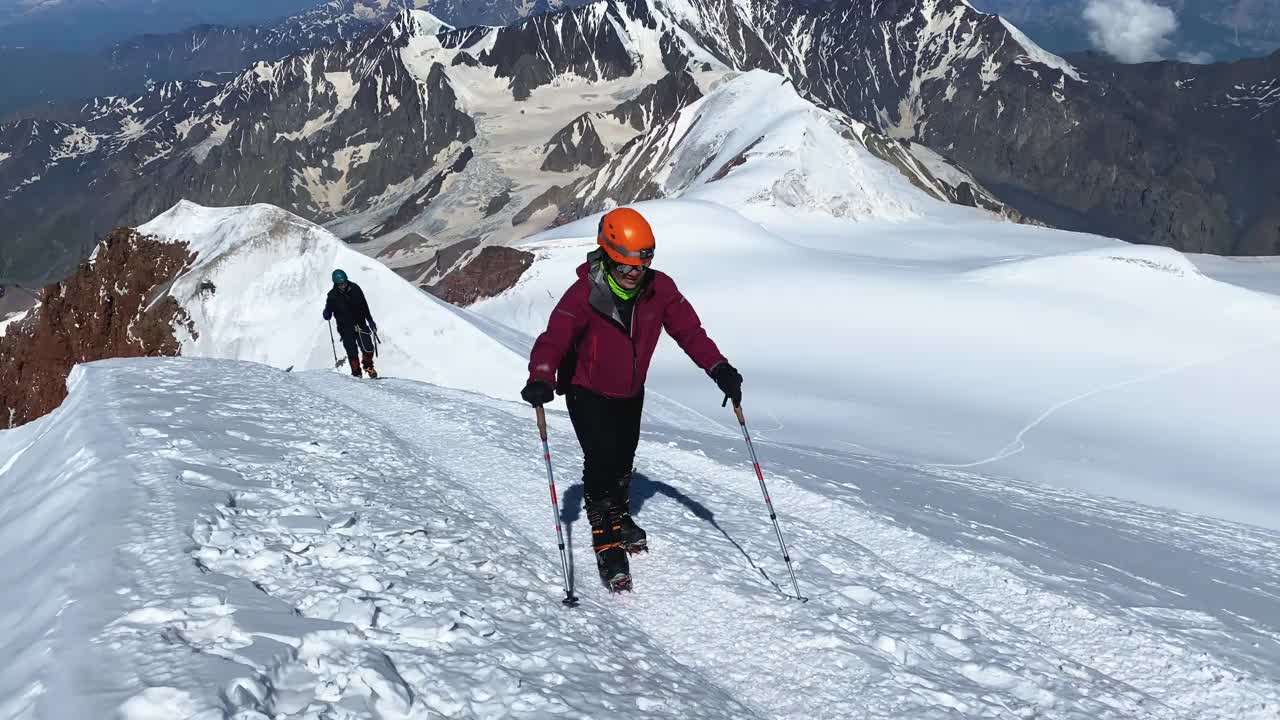 卡兹别克山顶的一名登山者。从俄罗斯的北边攀登卡兹别克。视频素材