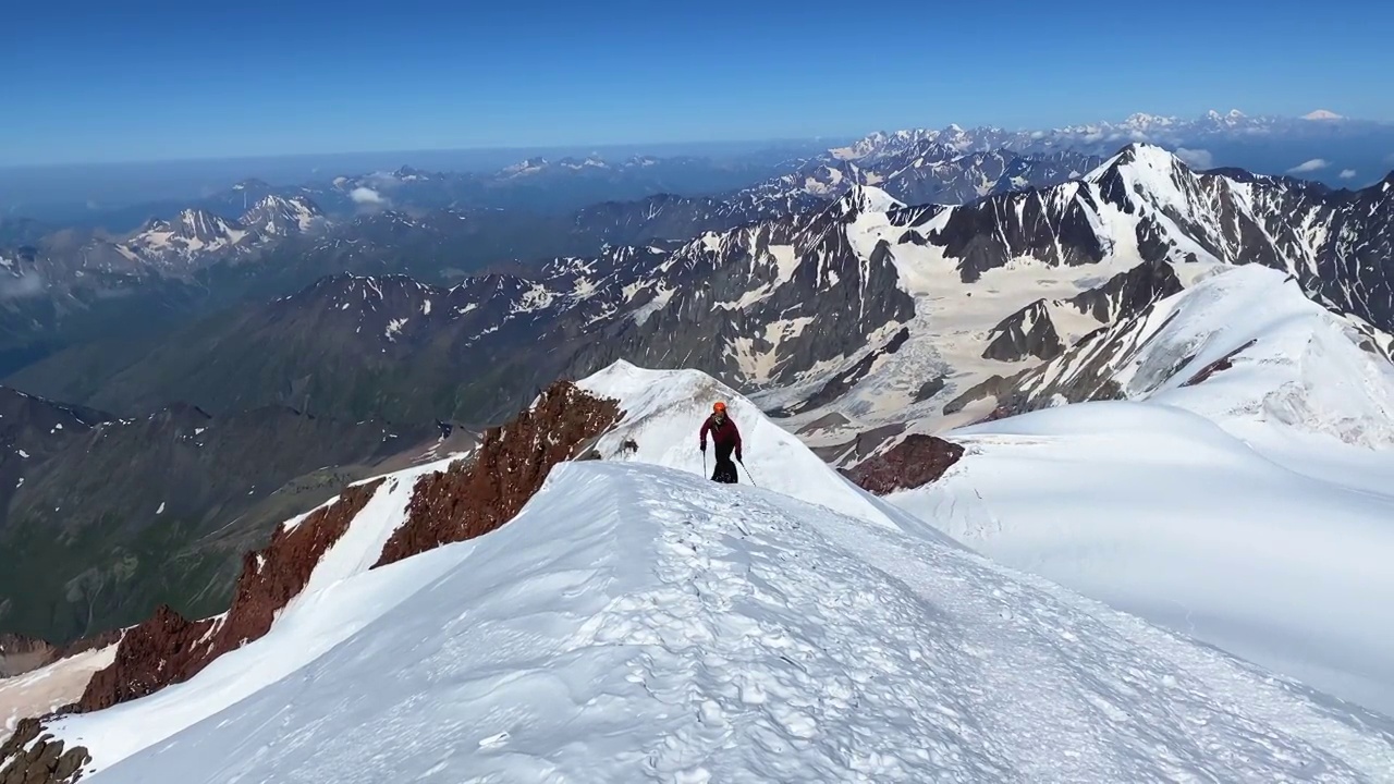 两个登山者在爬山。从俄罗斯的北边攀登卡兹别克视频素材