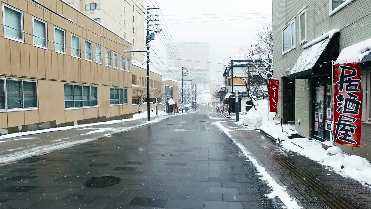 美丽的慢镜头和潘镜头在冬天走到佐赞kei温泉市视频素材