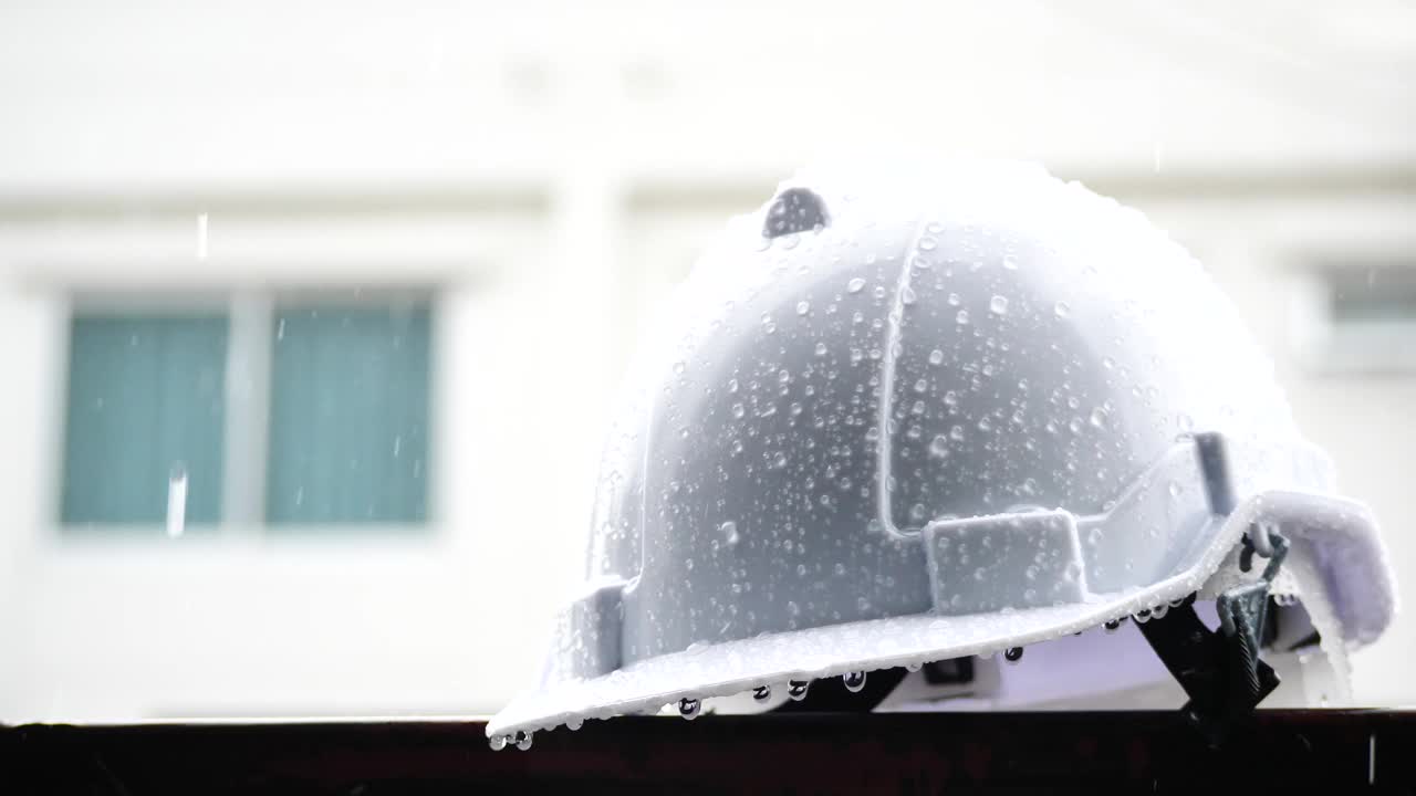 大雨和施工安全帽，视频素材