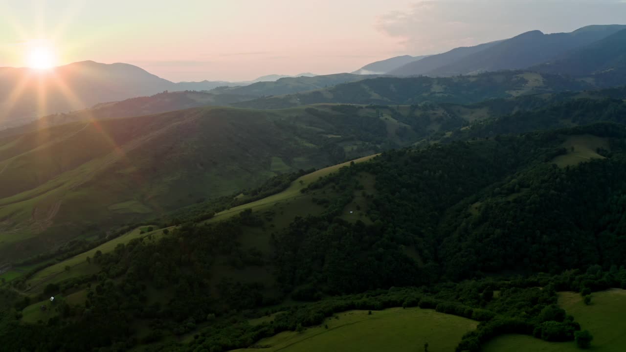 日出的村庄山山谷雾夏天的国家视频素材