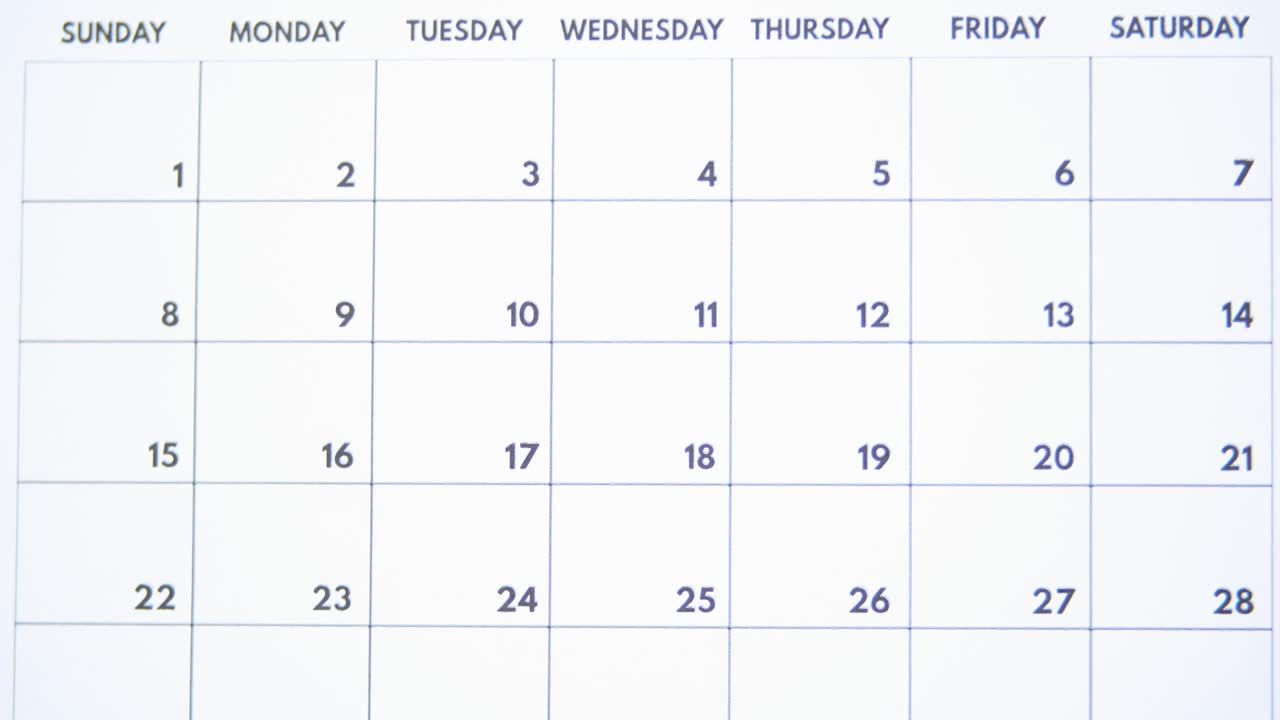 男性在日历上划掉数字视频素材