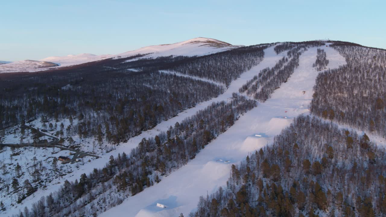 挪威Dombås的滑雪斜坡无人机拍摄视频素材